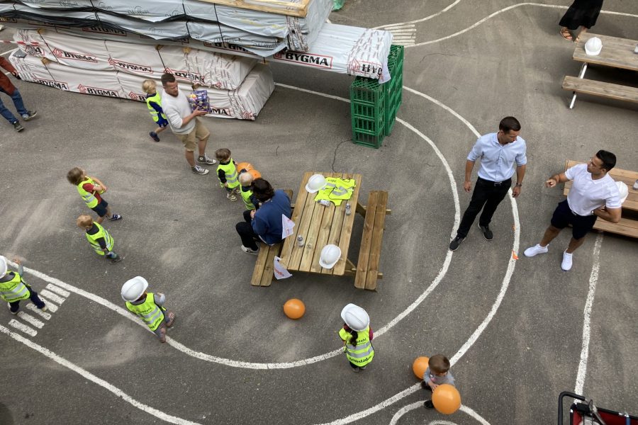 20 glade børn inspicerede renoveringen af børneinstitutionen Eventyrlandet
