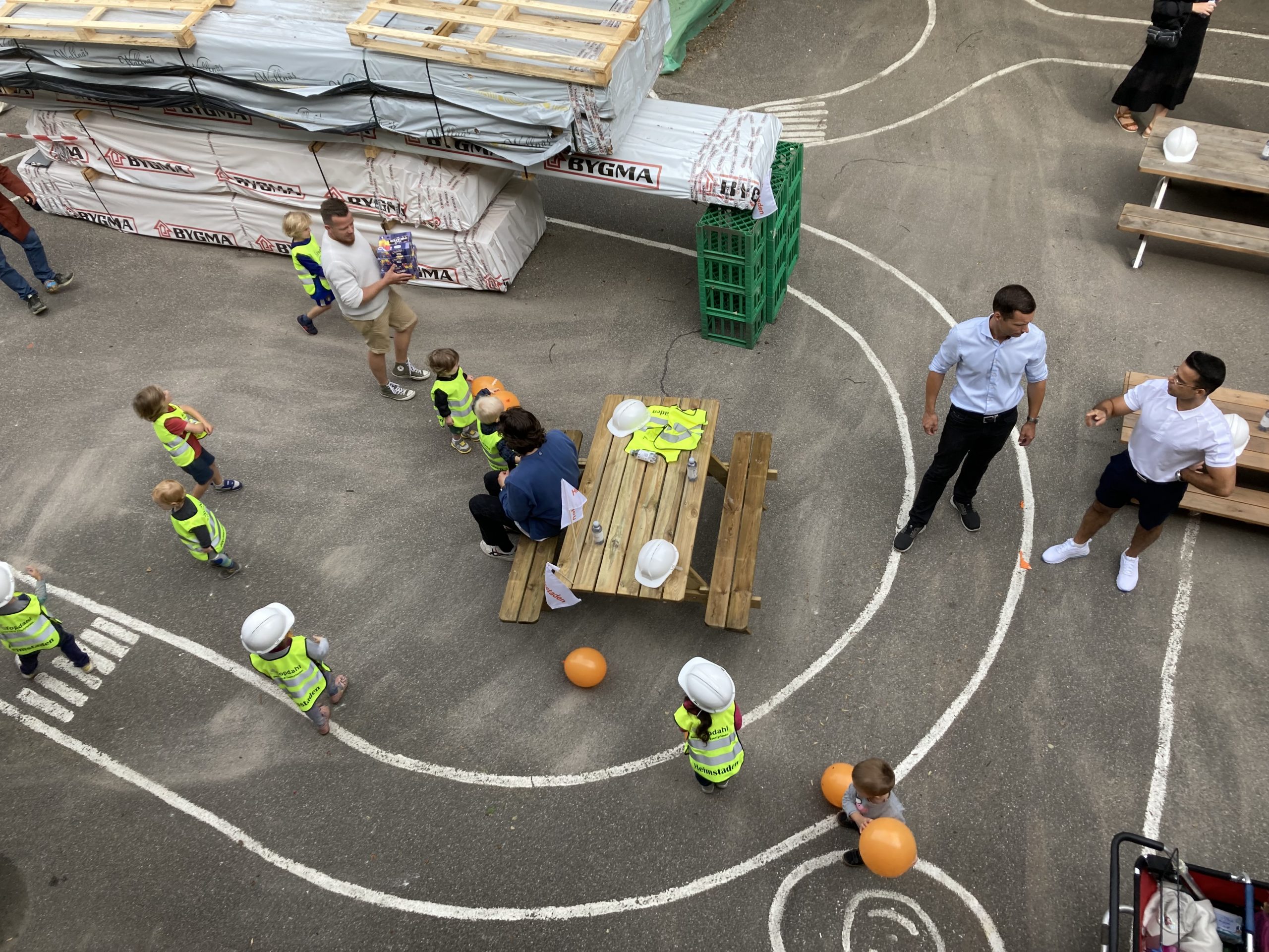 20 glade børn inspicerede renoveringen af børneinstitutionen Eventyrlandet