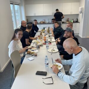 Kolleger spiser sammen
