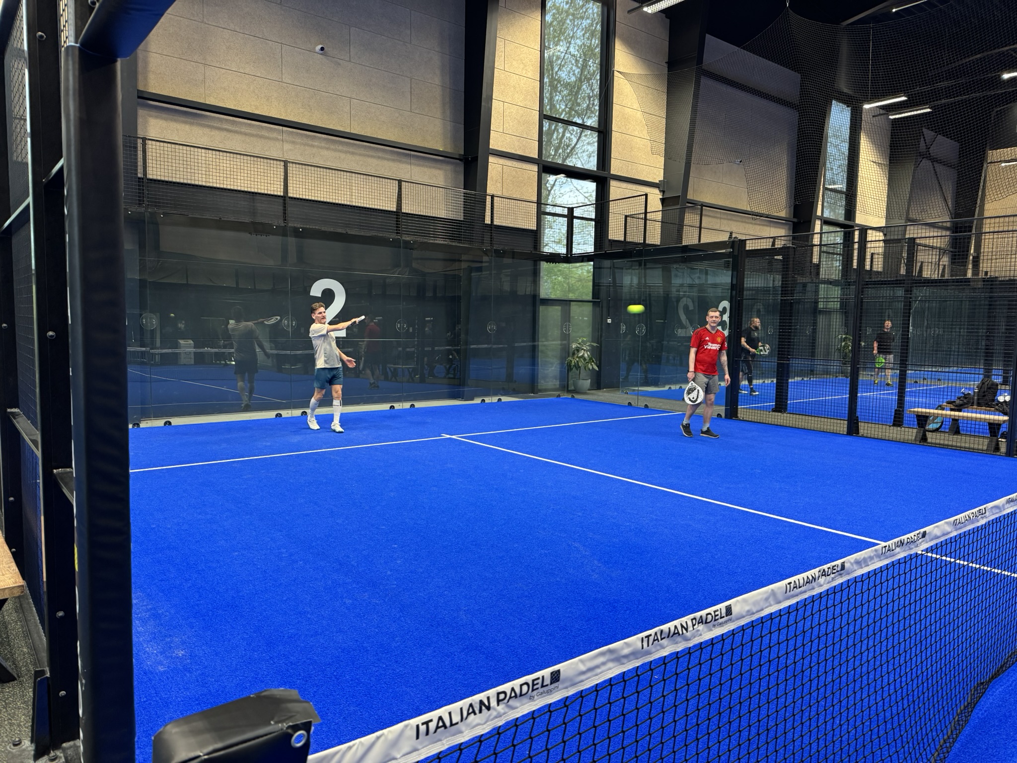 Padel arrangement